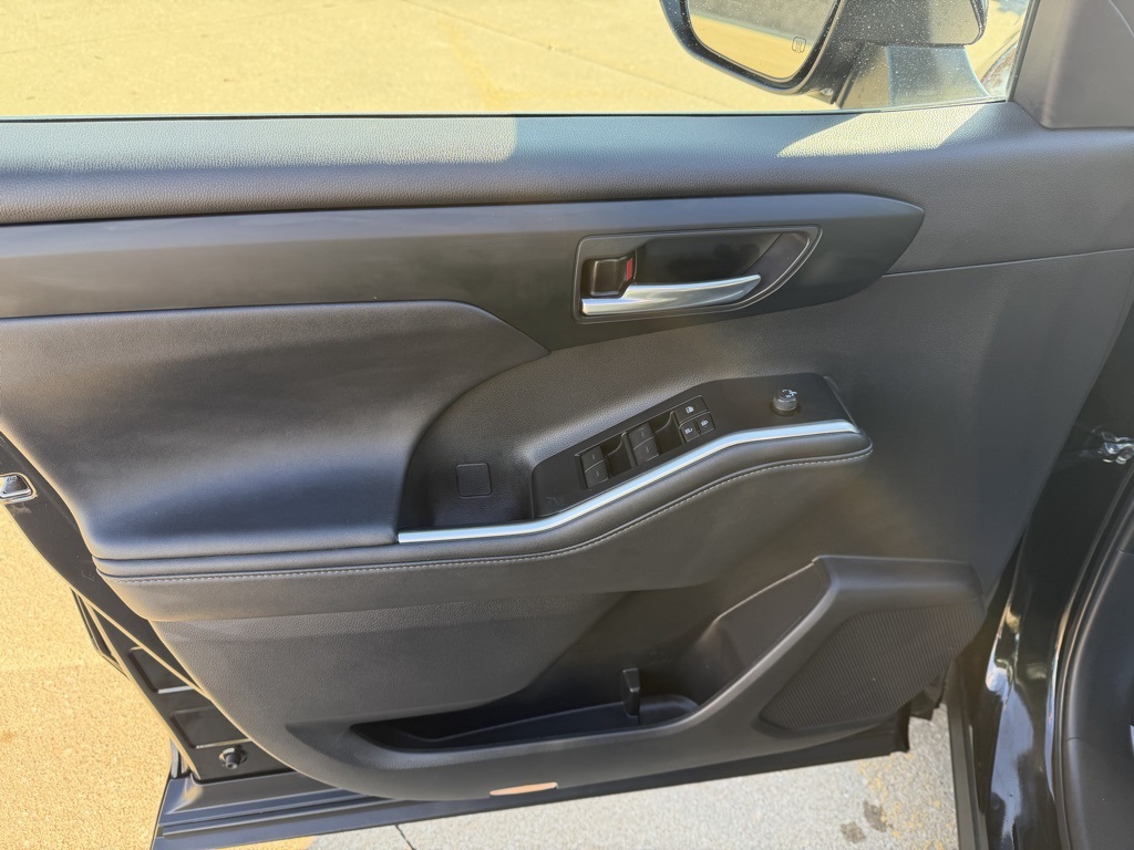 used 2024 Toyota Highlander car, priced at $41,903