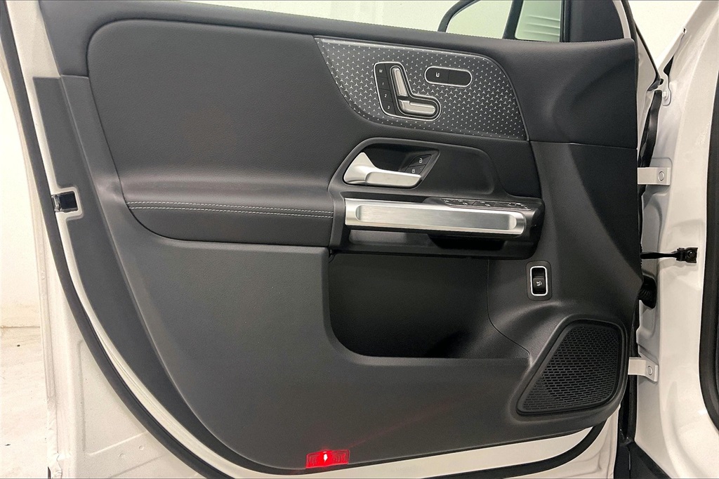 2025 Mercedes Benz GLB 250 photo 10