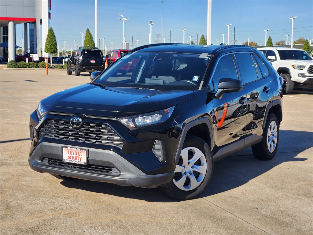 2021 Toyota RAV4 LE's photo
