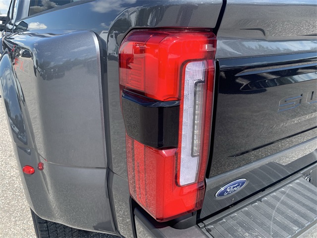 2025 Carbonized Gray Metallic Ford Super Duty F-450 DRW Platinum 4X4 Truck