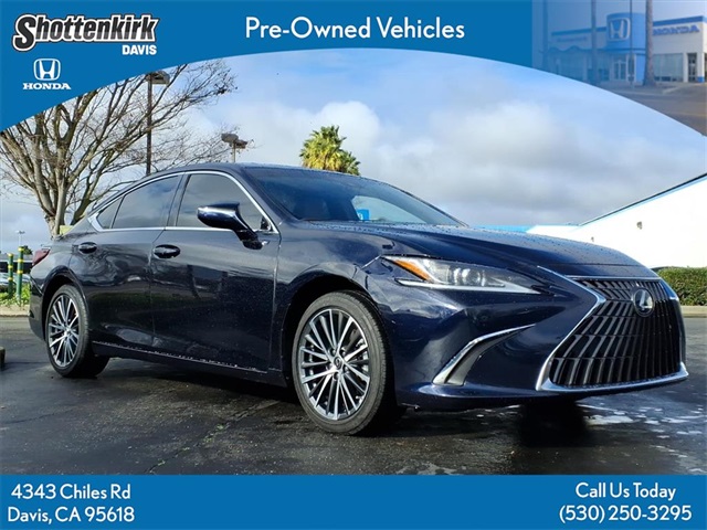 2025 Lexus ES Hybrid 300h's photo