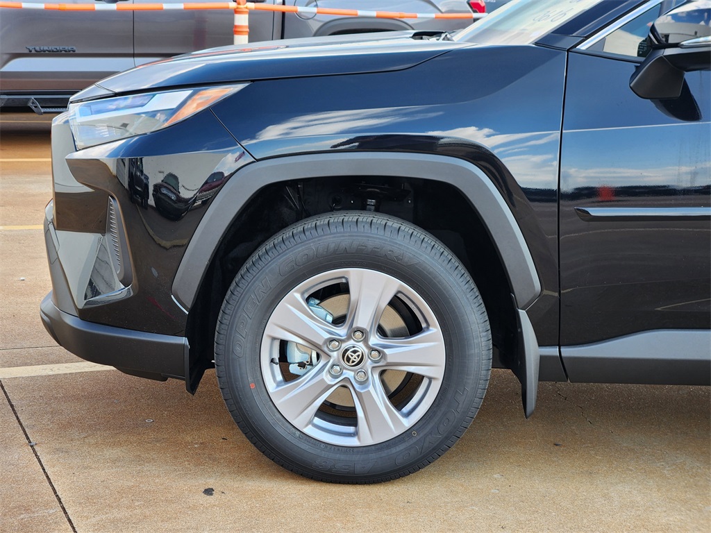 2025 Toyota RAV4 Hybrid XLE photo 3