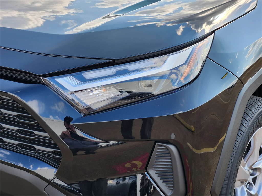 2025 Toyota RAV4 Hybrid XLE photo 4