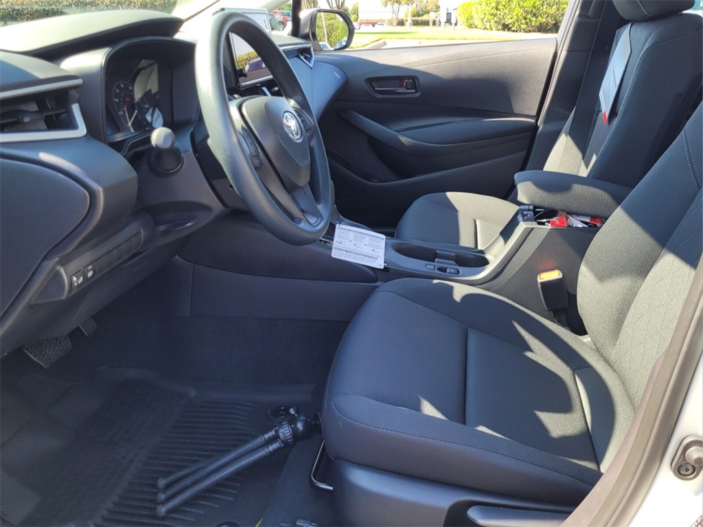 2025 Toyota Corolla LE photo 4
