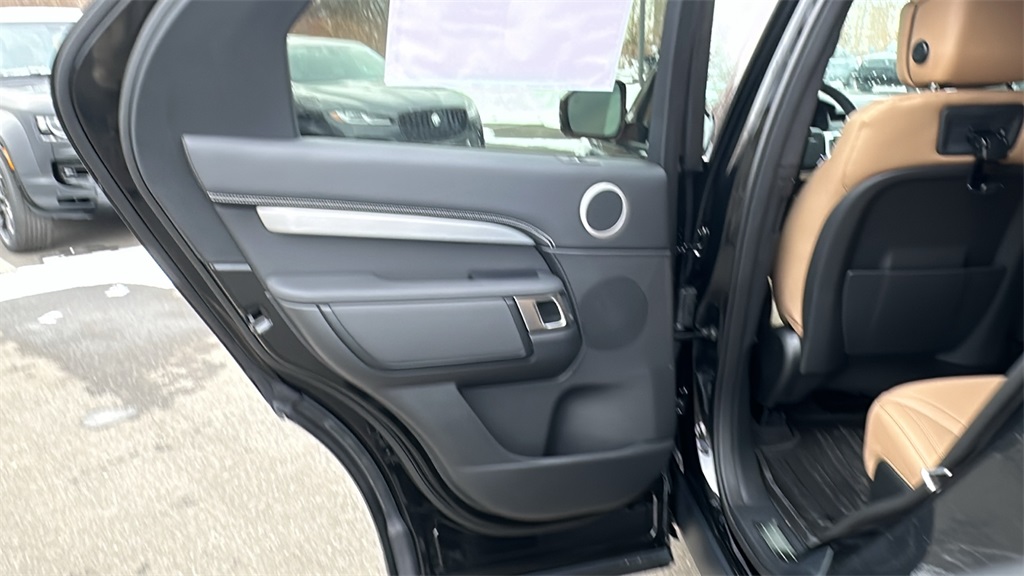 new 2026 Land Rover Discovery car, priced at $79,476