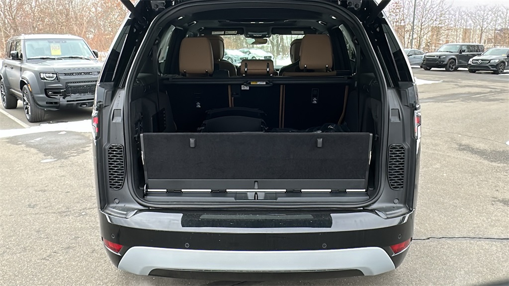 new 2026 Land Rover Discovery car, priced at $79,476