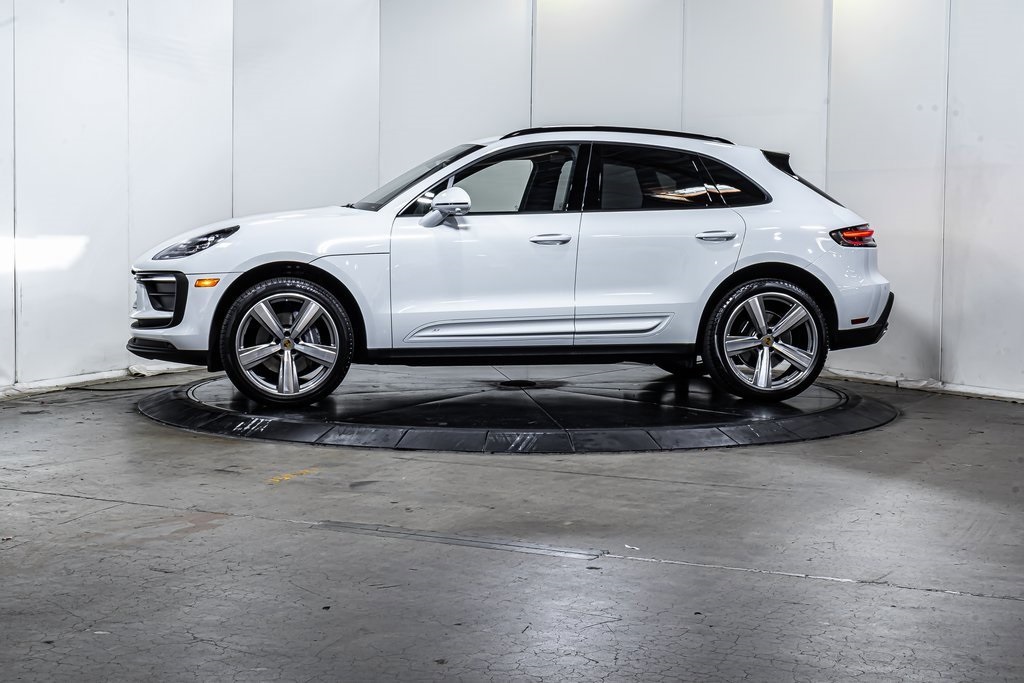 2025 Porsche Macan photo 2