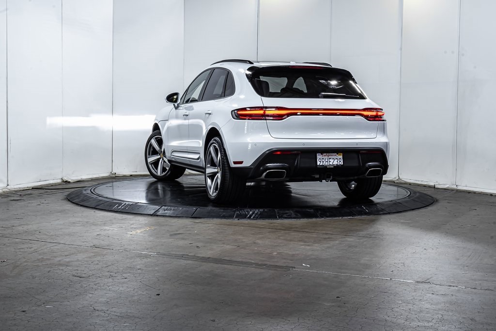 2025 Porsche Macan photo 3