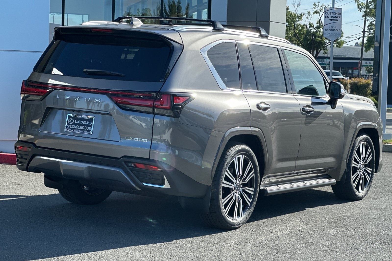 2025 Lexus LX 600 Luxury photo 4