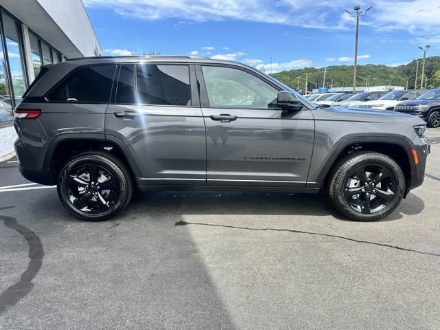 2025 Baltic Gray Metallic Clearcoat Jeep Grand Cherokee Limited 4X4 SUV