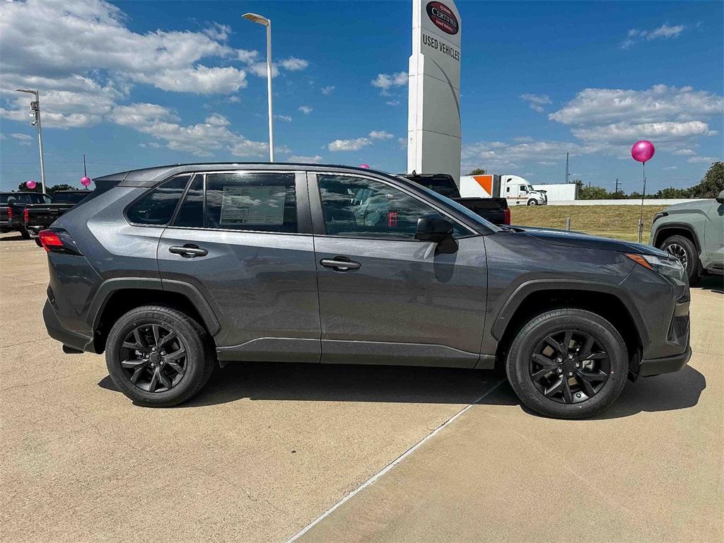 2025 Toyota RAV4 LE photo 4
