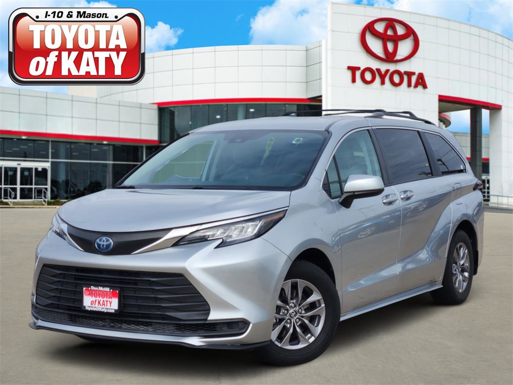 2023 Toyota Sienna LE's photo