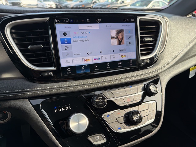 2026 Chrysler Pacifica photo 13
