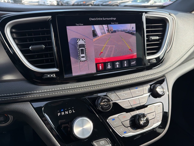 2026 Chrysler Pacifica photo 14