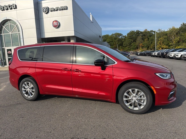 2026 Chrysler Pacifica photo 2