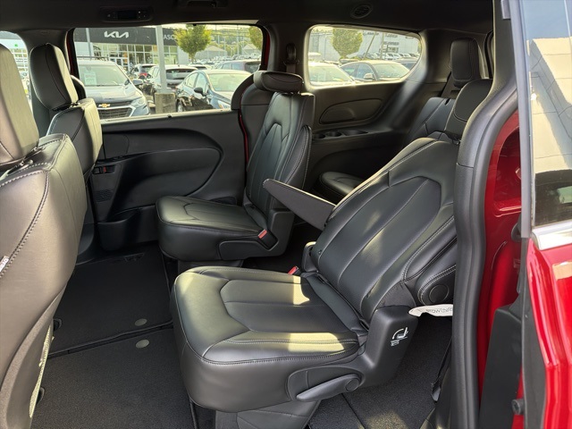 2026 Chrysler Pacifica photo 7