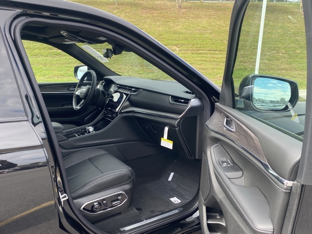 new 2025 Jeep Grand Cherokee car, priced at $55,548