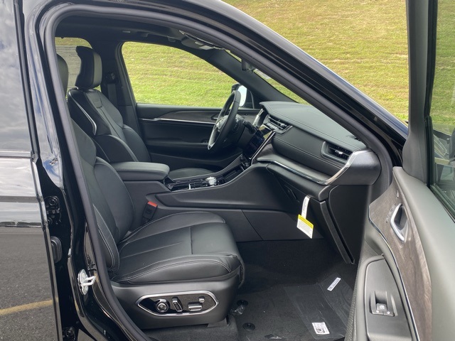 new 2025 Jeep Grand Cherokee car, priced at $55,548