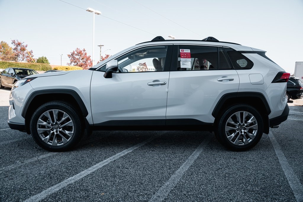 2025 Toyota RAV4 XLE photo 4