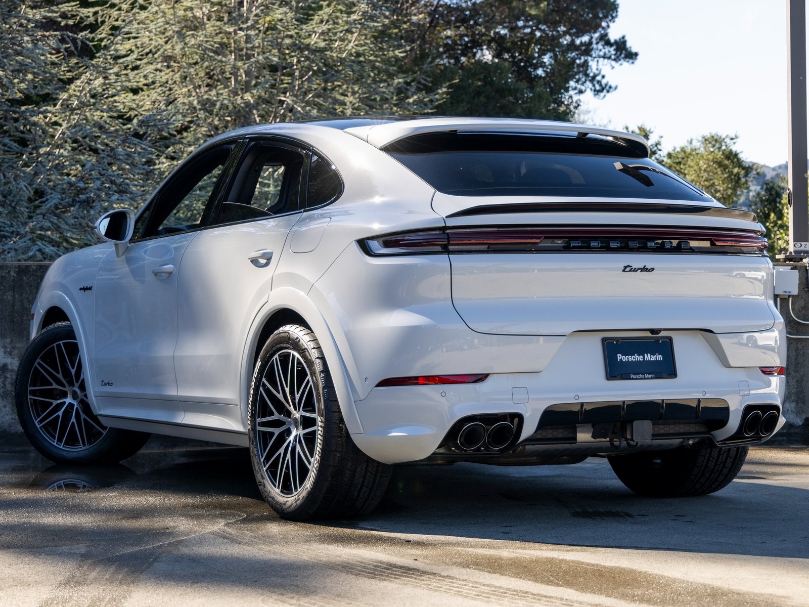 2025 Porsche Cayenne Turbo E-Hybrid Coupe photo 2