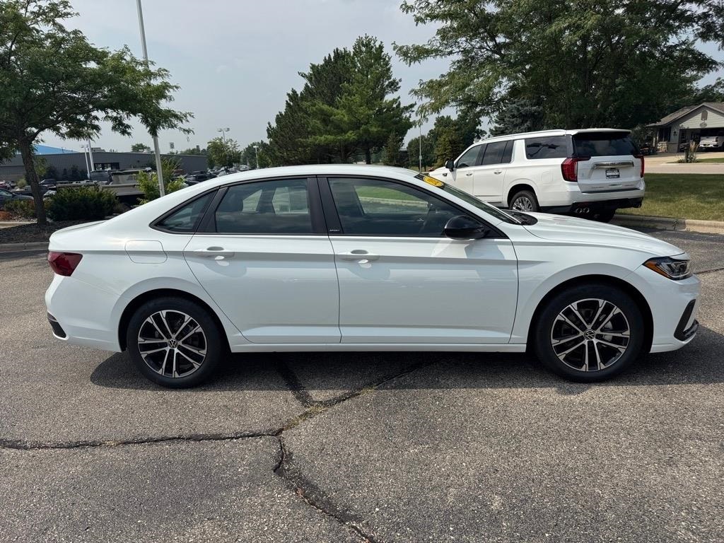2025 Volkswagen Jetta 1.5T Sport photo 2
