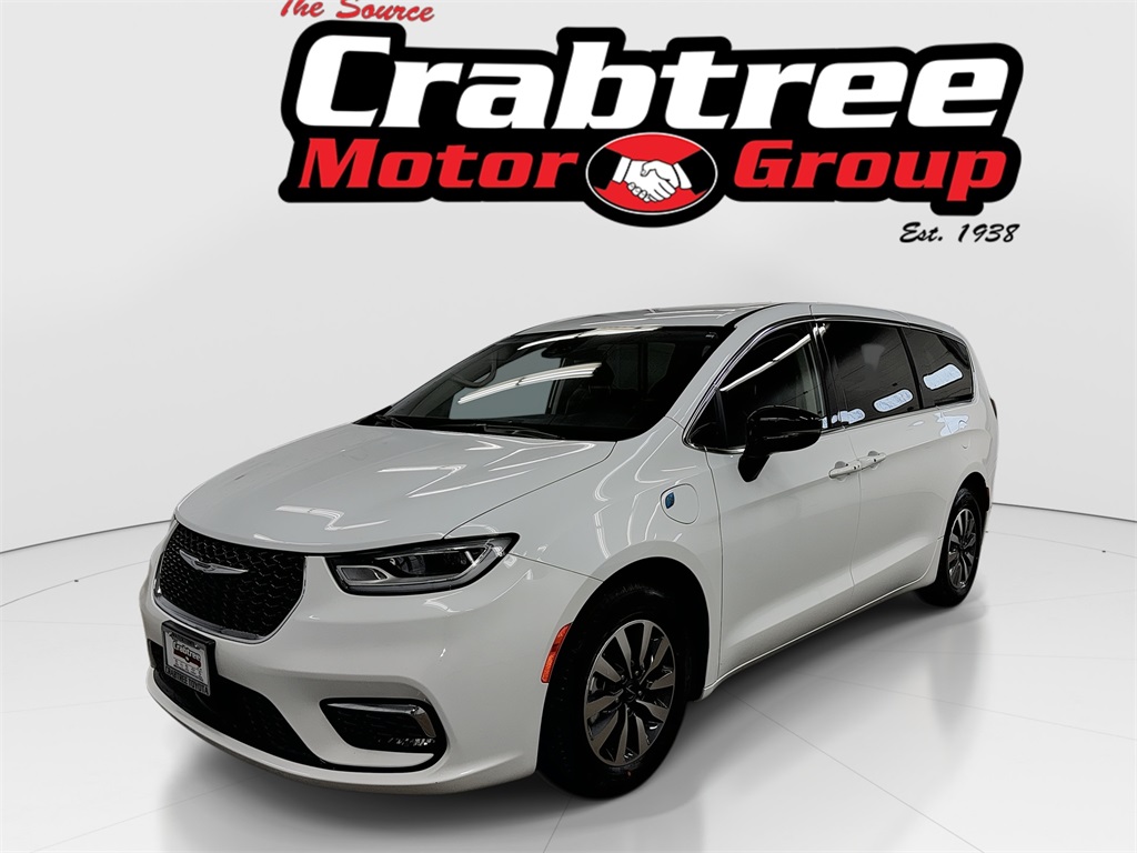 2024 Chrysler Pacifica PHEV Select's photo