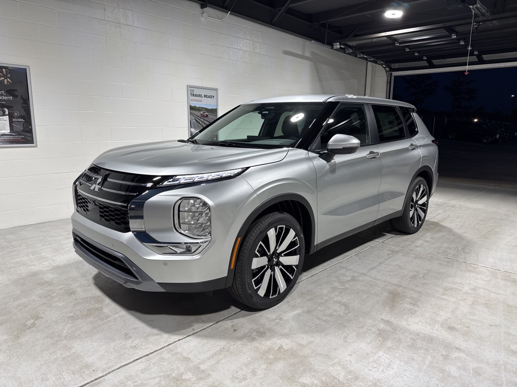 2025 Mitsubishi Outlander SE's photo