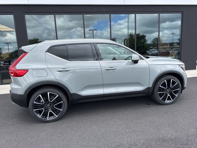 2025 Volvo XC40 photo 2