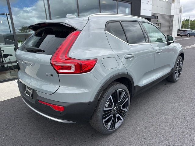 2025 Volvo XC40 photo 3