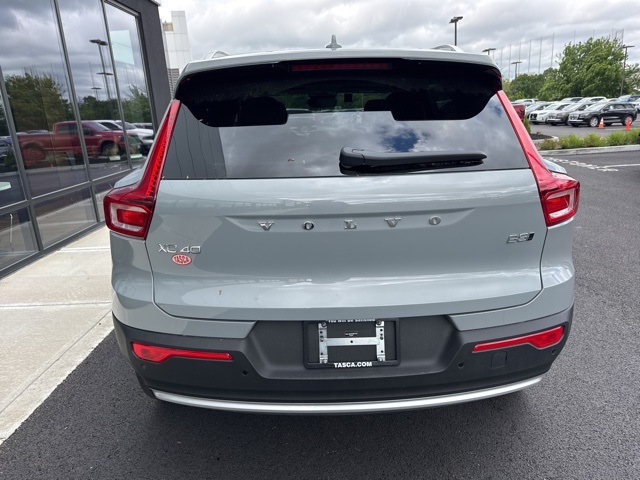 2025 Volvo XC40 photo 4