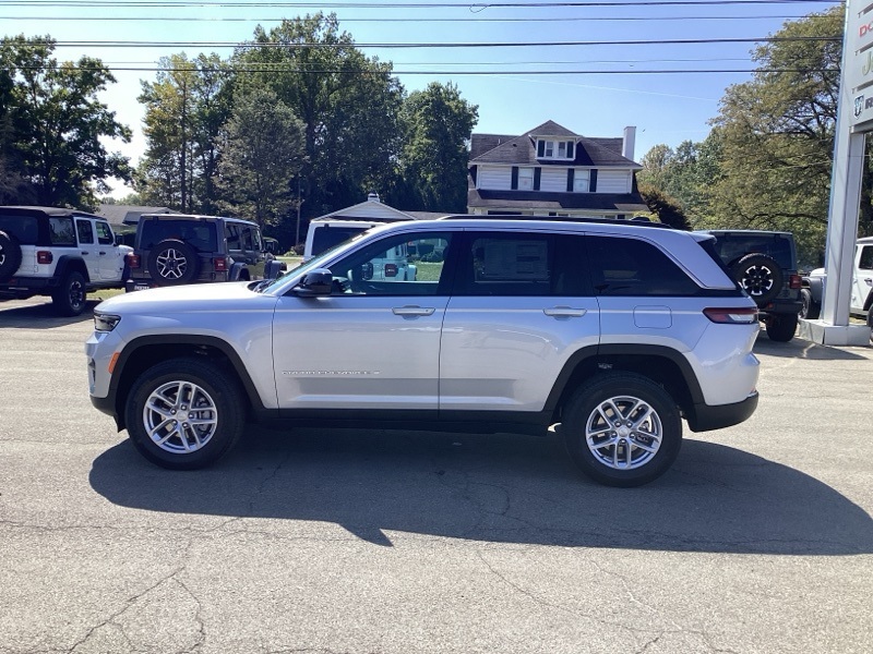 2025 Jeep Grand Cherokee Laredo X photo 3