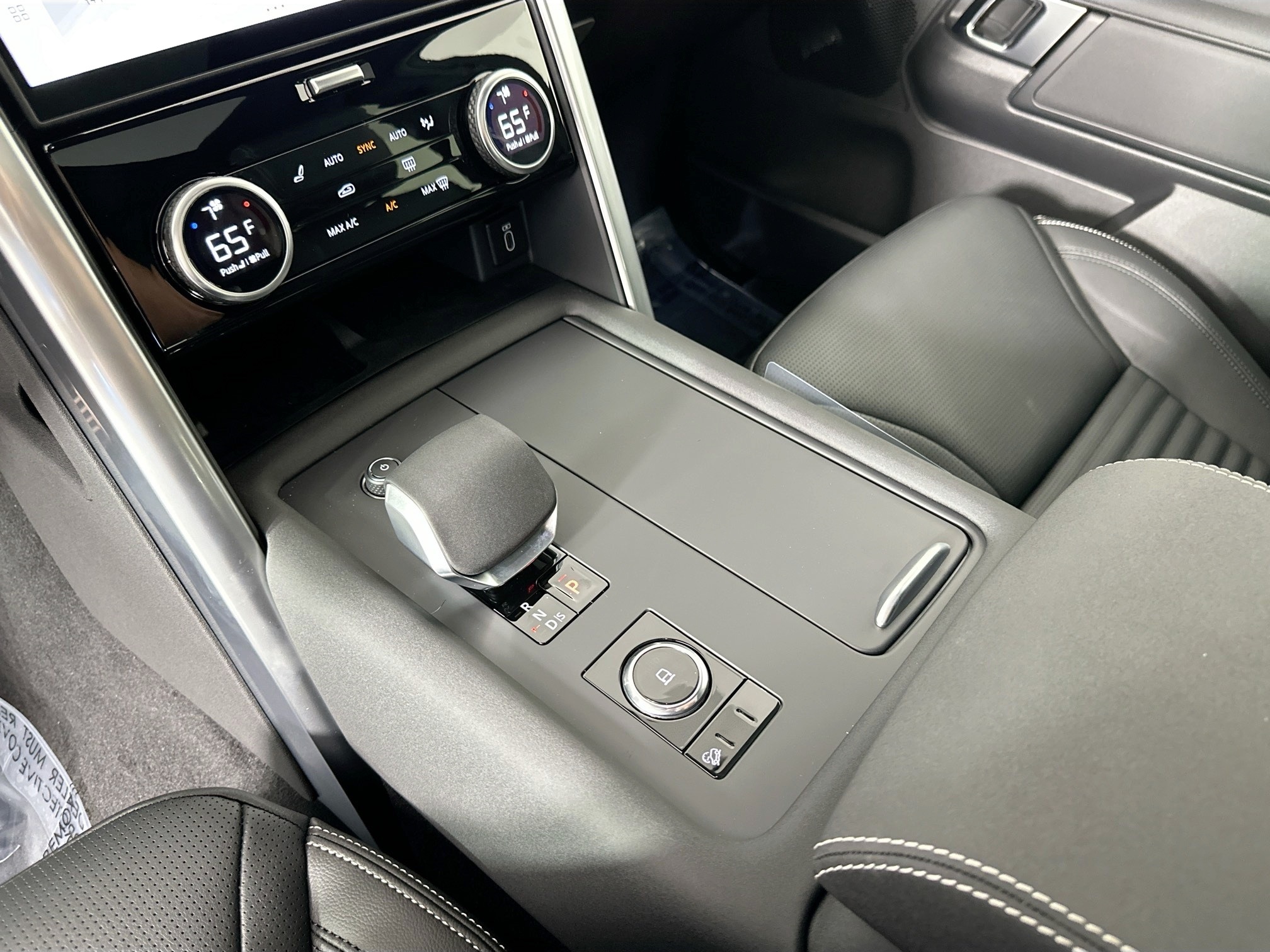 new 2026 Land Rover Discovery car, priced at $76,381