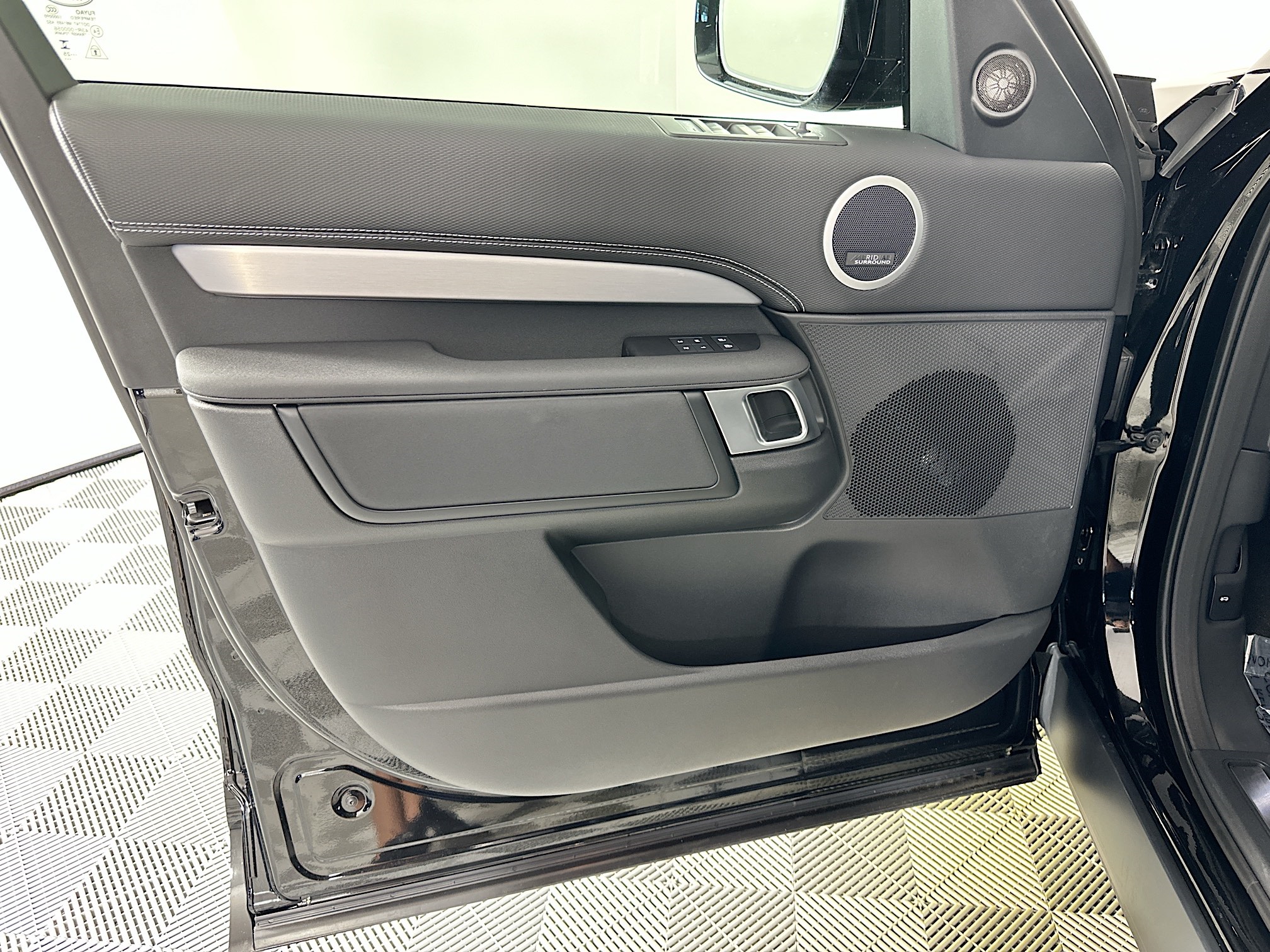 new 2026 Land Rover Discovery car, priced at $76,381