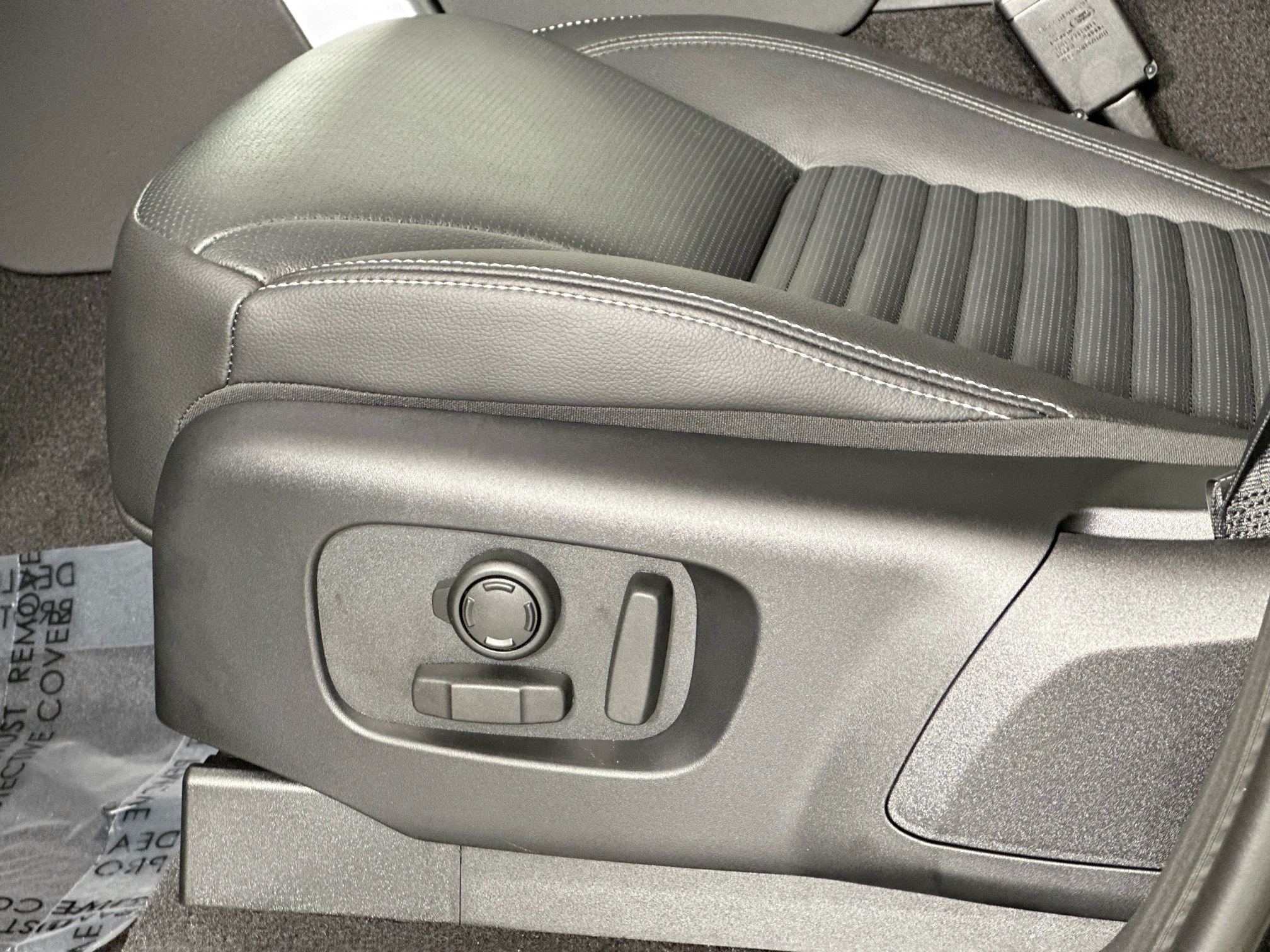 new 2026 Land Rover Discovery car, priced at $76,381