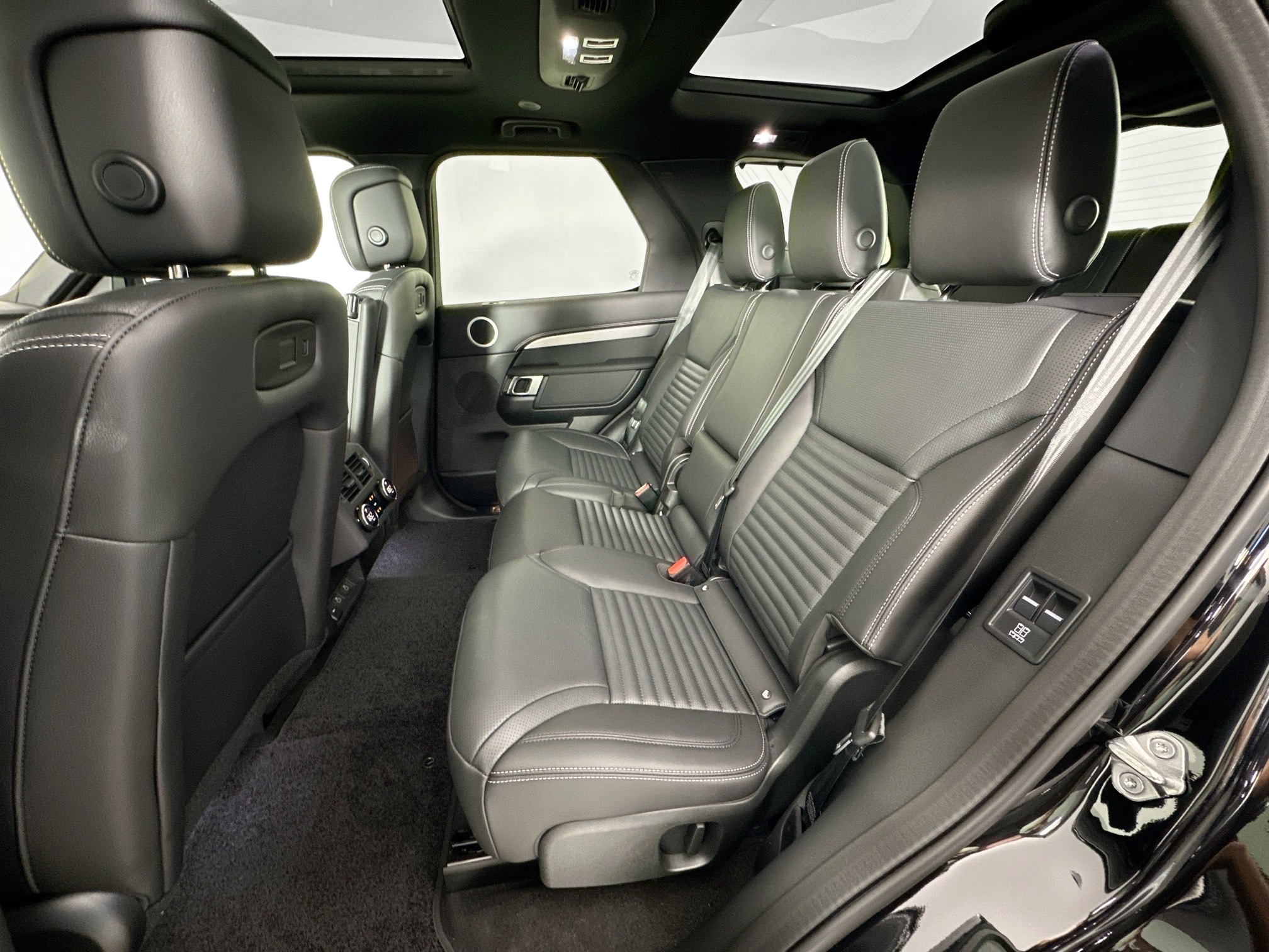 new 2026 Land Rover Discovery car, priced at $76,381