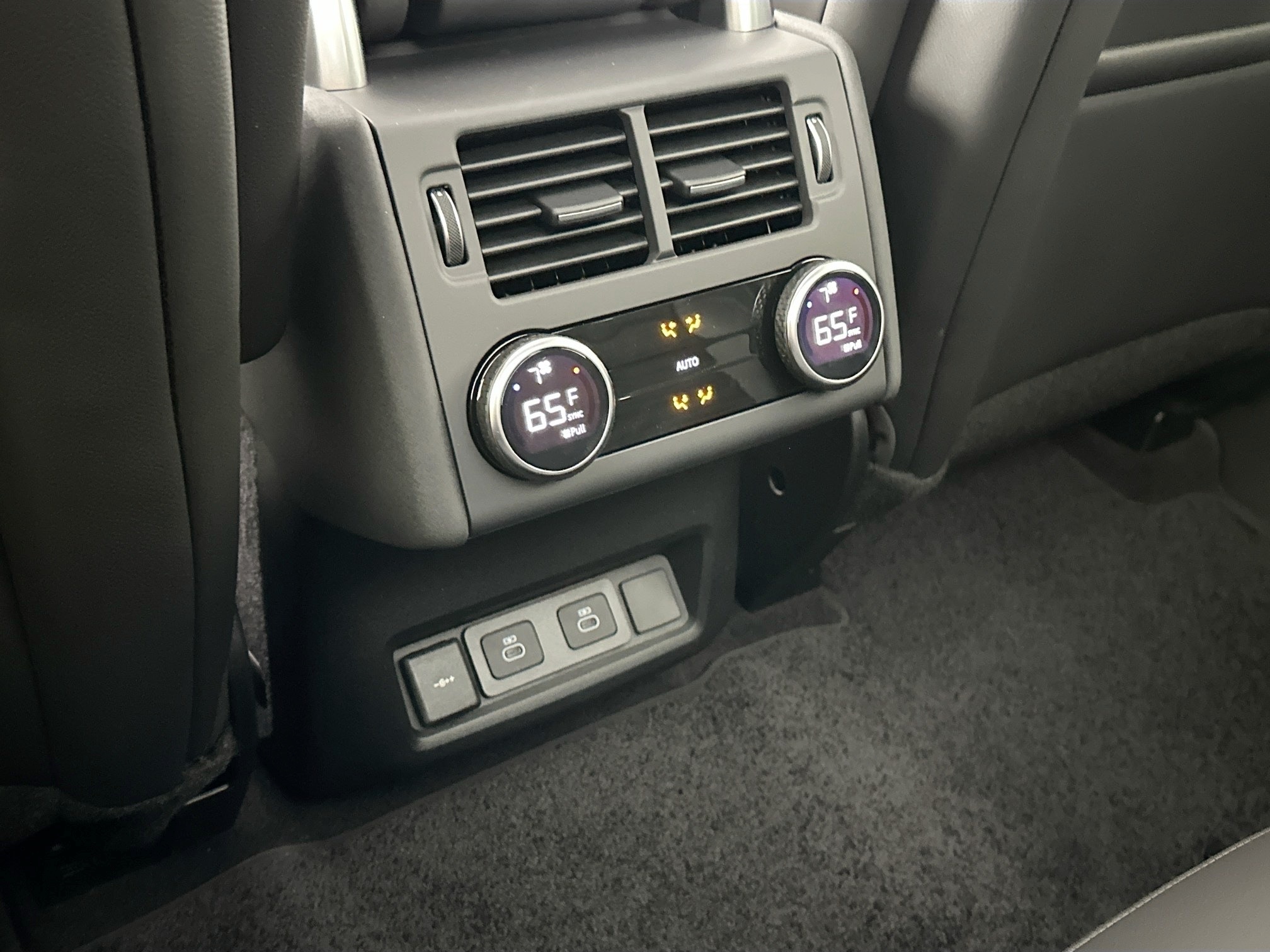 new 2026 Land Rover Discovery car, priced at $76,381