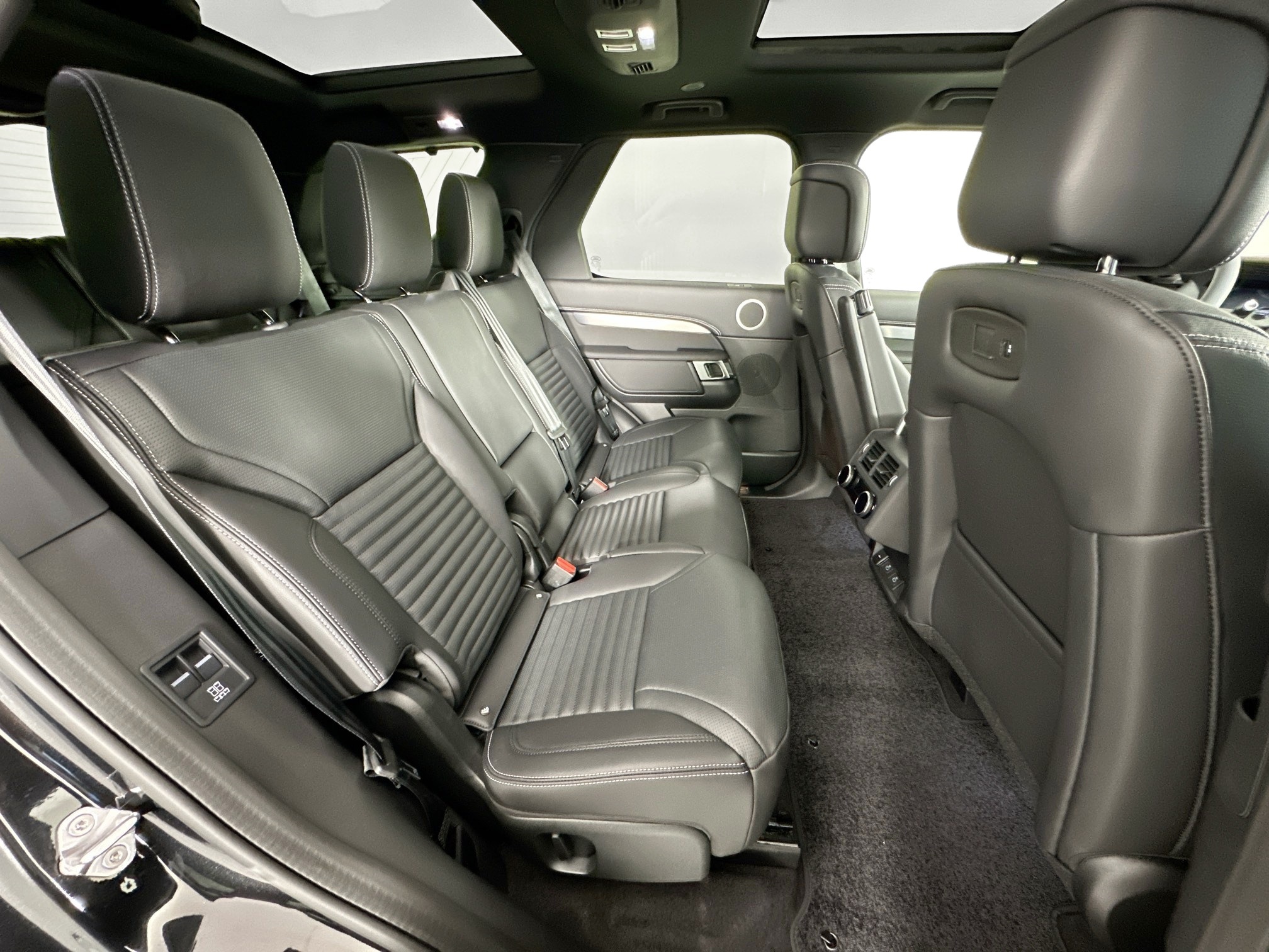 new 2026 Land Rover Discovery car, priced at $76,381