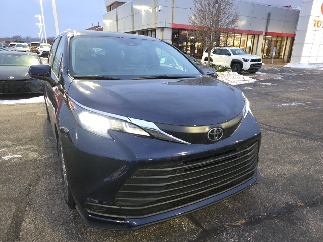 2026 Toyota Sienna LE's photo