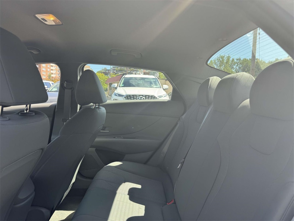 2023 Hyundai Elantra SE photo 12