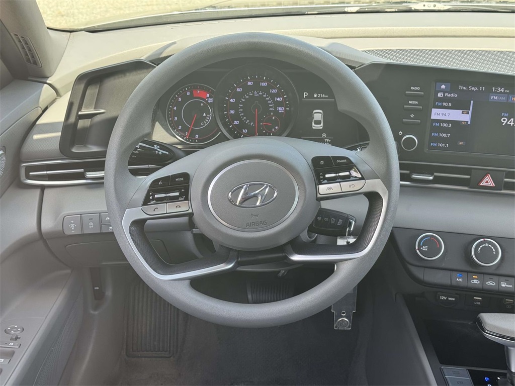 2023 Hyundai Elantra SE photo 13