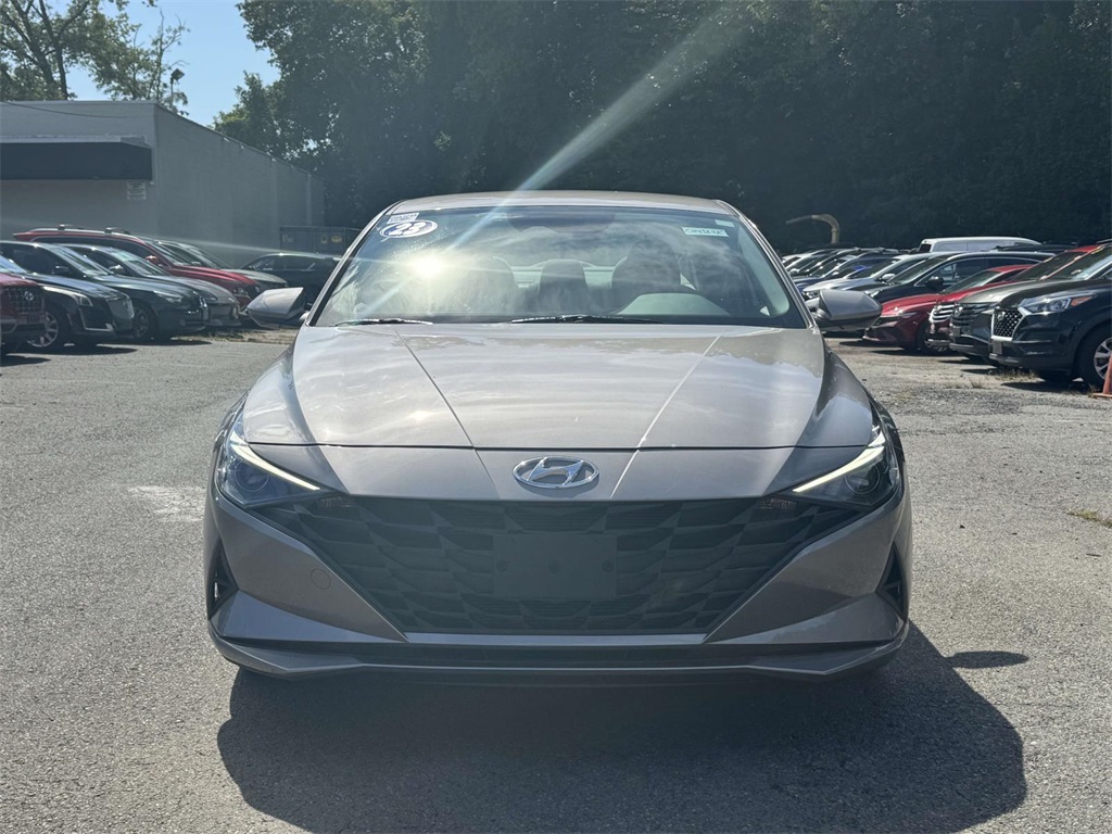 2023 Hyundai Elantra SE photo 2