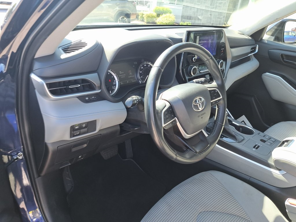 2023 Toyota Highlander LE SUV FWD 10