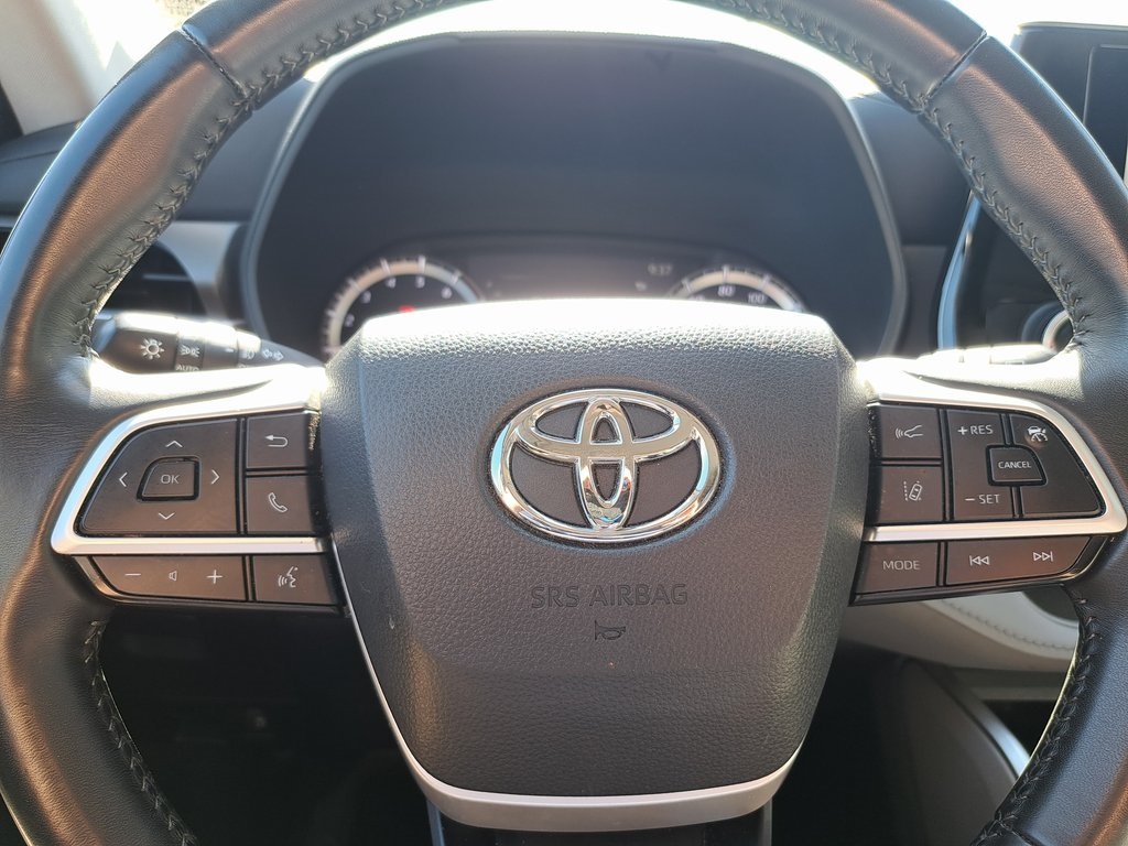 2023 Toyota Highlander LE SUV FWD 12