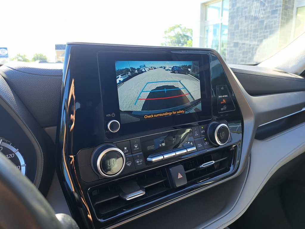 2023 Toyota Highlander LE SUV FWD 14