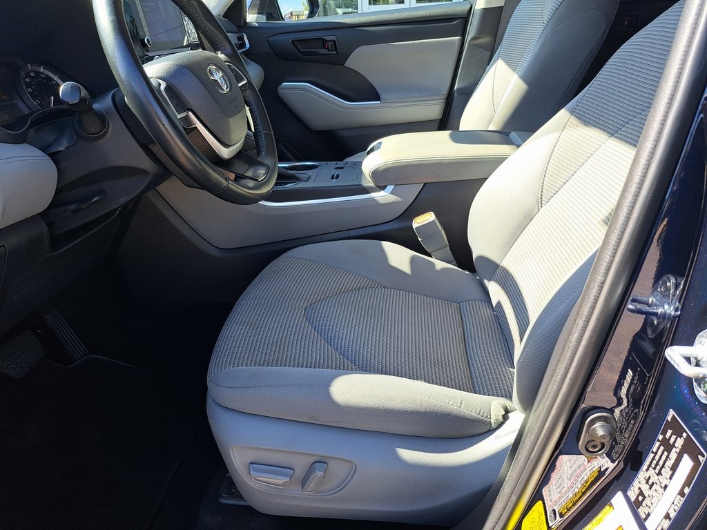 2023 Toyota Highlander LE SUV FWD 25