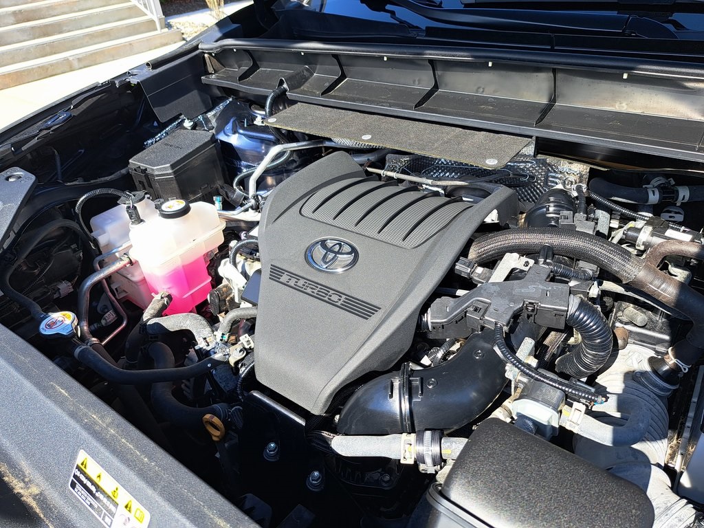 2023 Toyota Highlander LE SUV FWD 28