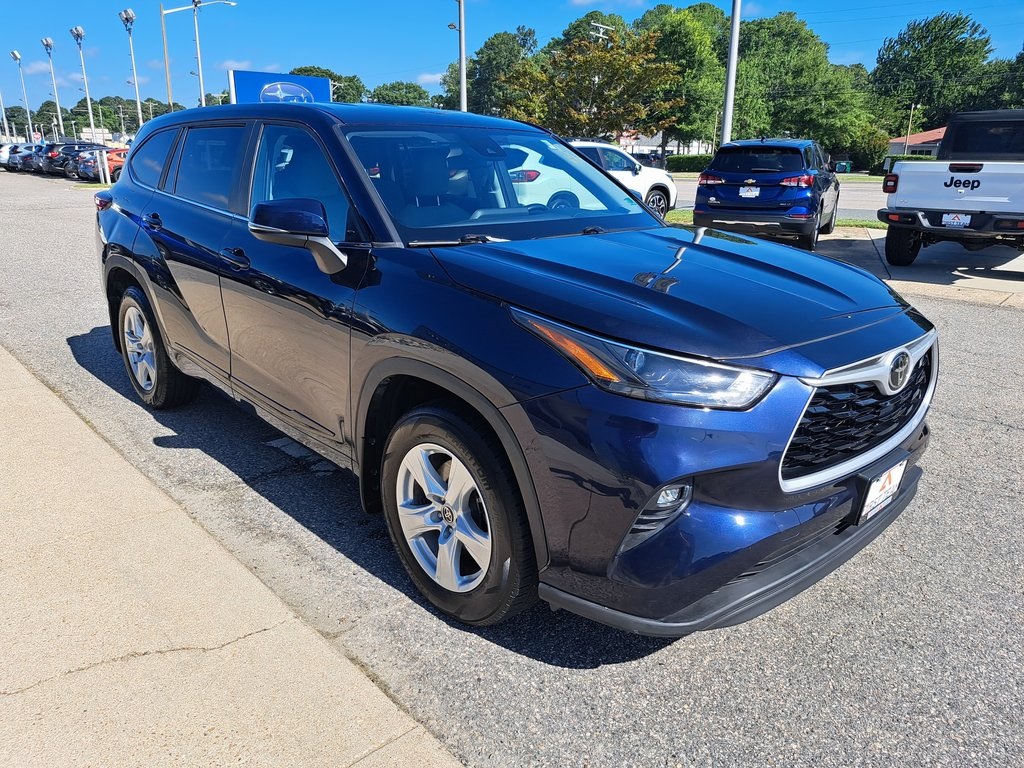 2023 Toyota Highlander LE SUV FWD 8