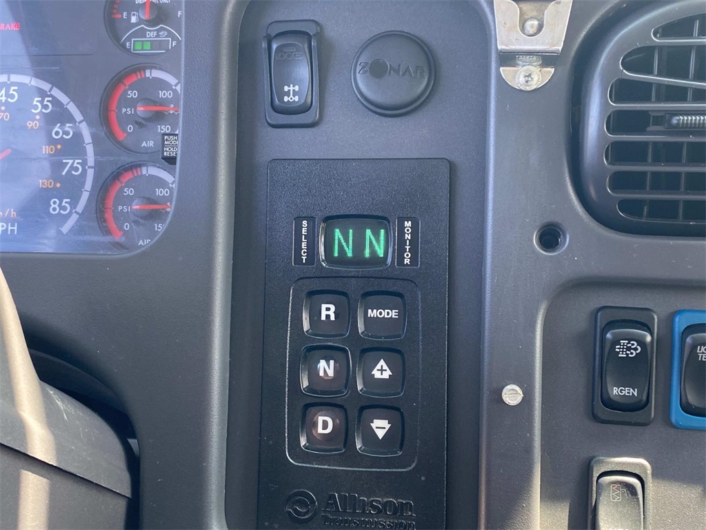 2015 White Freightliner 180SD Bucket/Boom ALTEC