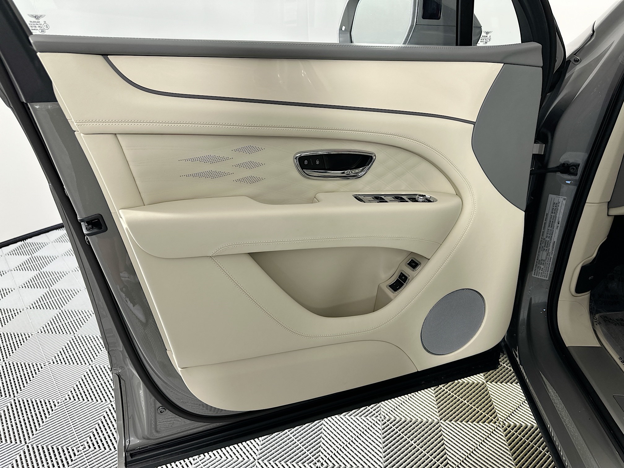 new 2025 Bentley Bentayga car