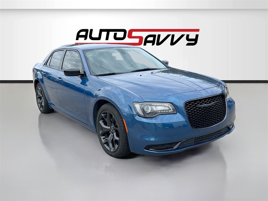 2021 Chrysler 300 Touring's photo